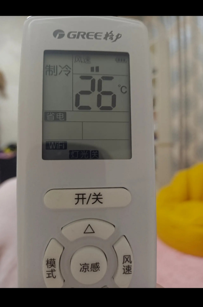 今天跟着试了一下,先把空调温度调到26℃,风速到2级,模式调到制冷,长