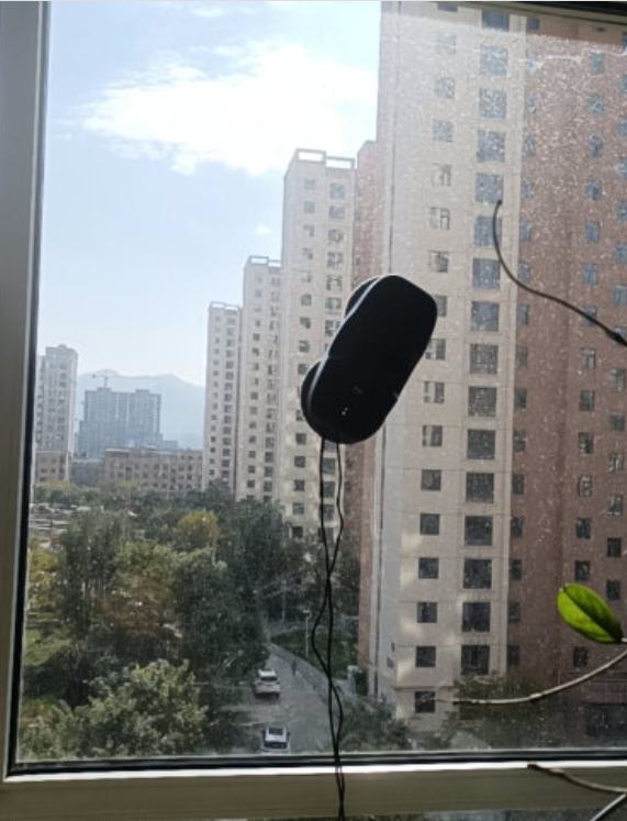 老人毫无保护措施,站在十楼窗外擦窗户,网友:擦窗神器来了!