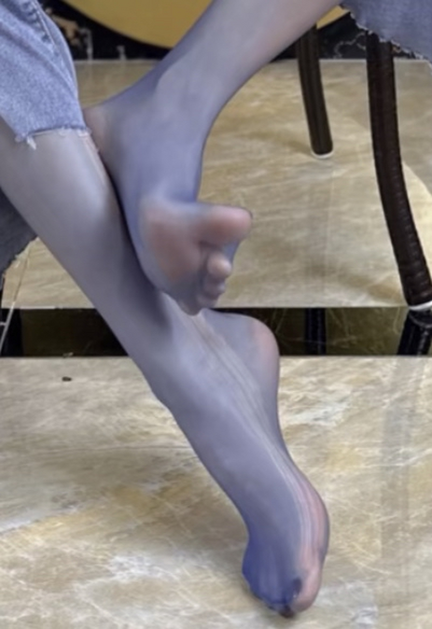 姐姐穿袜子三天不洗脚,熏死你们这些小弟弟[没眼看][没眼看][没眼看]