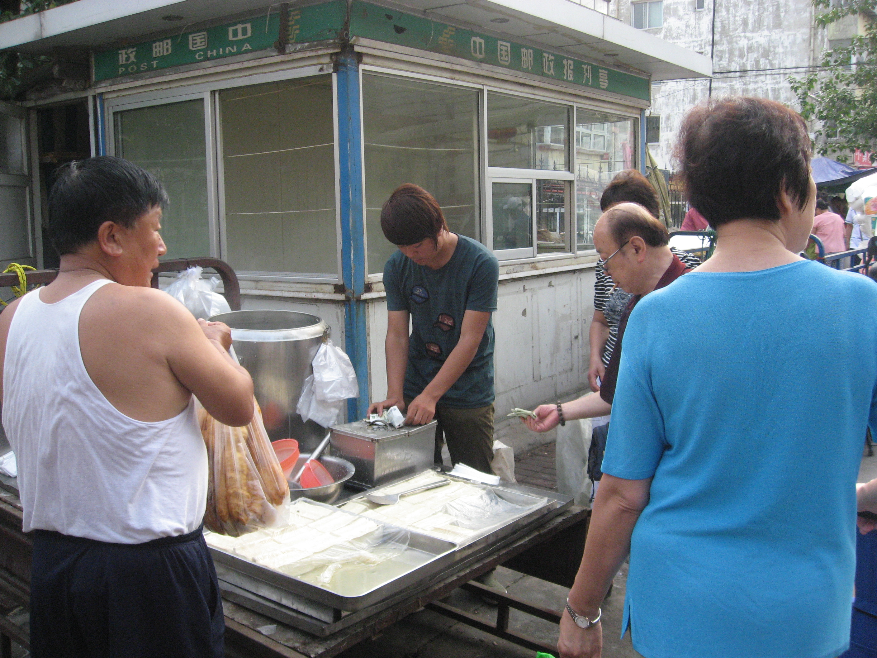 天津煎饼果子摊位图片