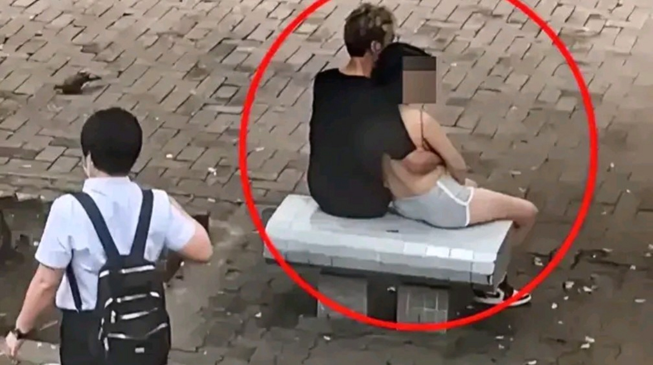 香港一女子只穿肚兜,短裤,光天化日下任由"男友"摸胸  这则新闻在社交