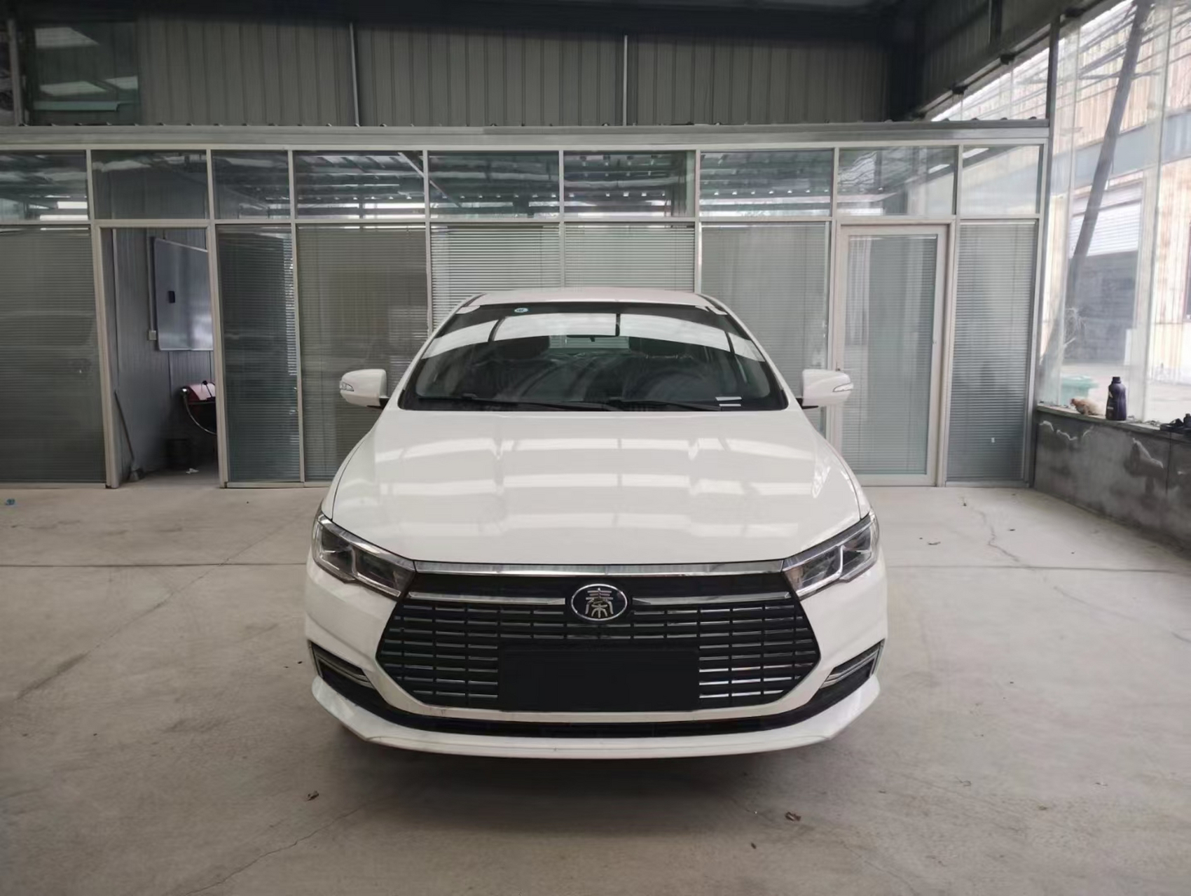 比亚迪秦ev450出行版 指导价165800 配置:主副驾驶无钥匙进入,液晶大