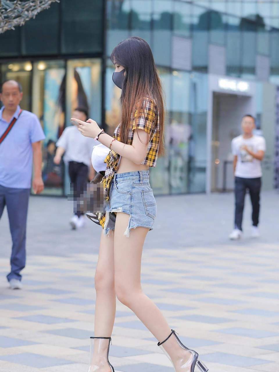 街拍背影杀,牛仔短裤小姐姐!