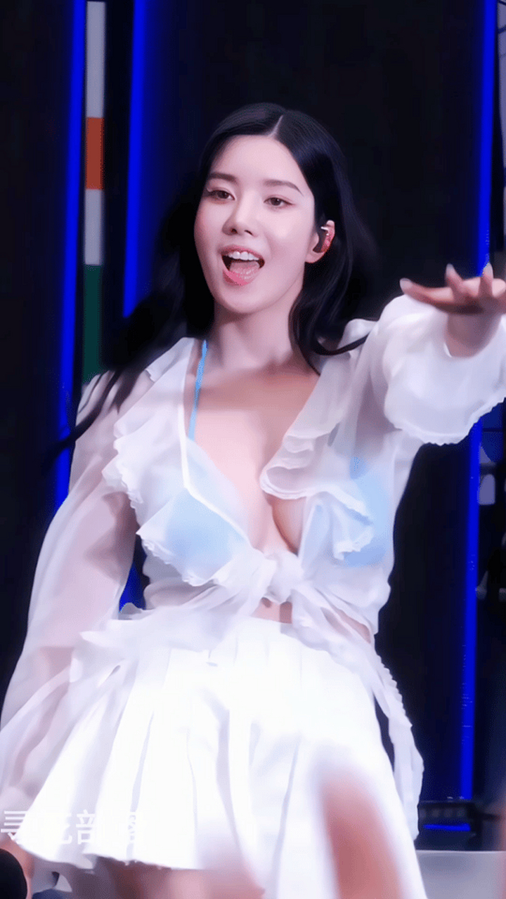 韩国女星权恩妃舞台画面,果然还是韩国包容度更大,要是内娱明星敢这么