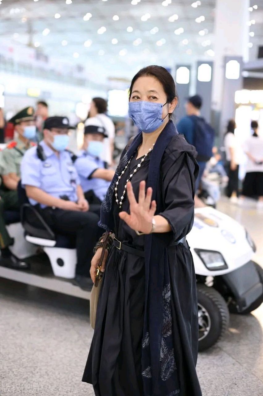 倪萍近照:膀大腰圆发福明显,一言难尽的穿搭简直辣眼睛  许久不见的