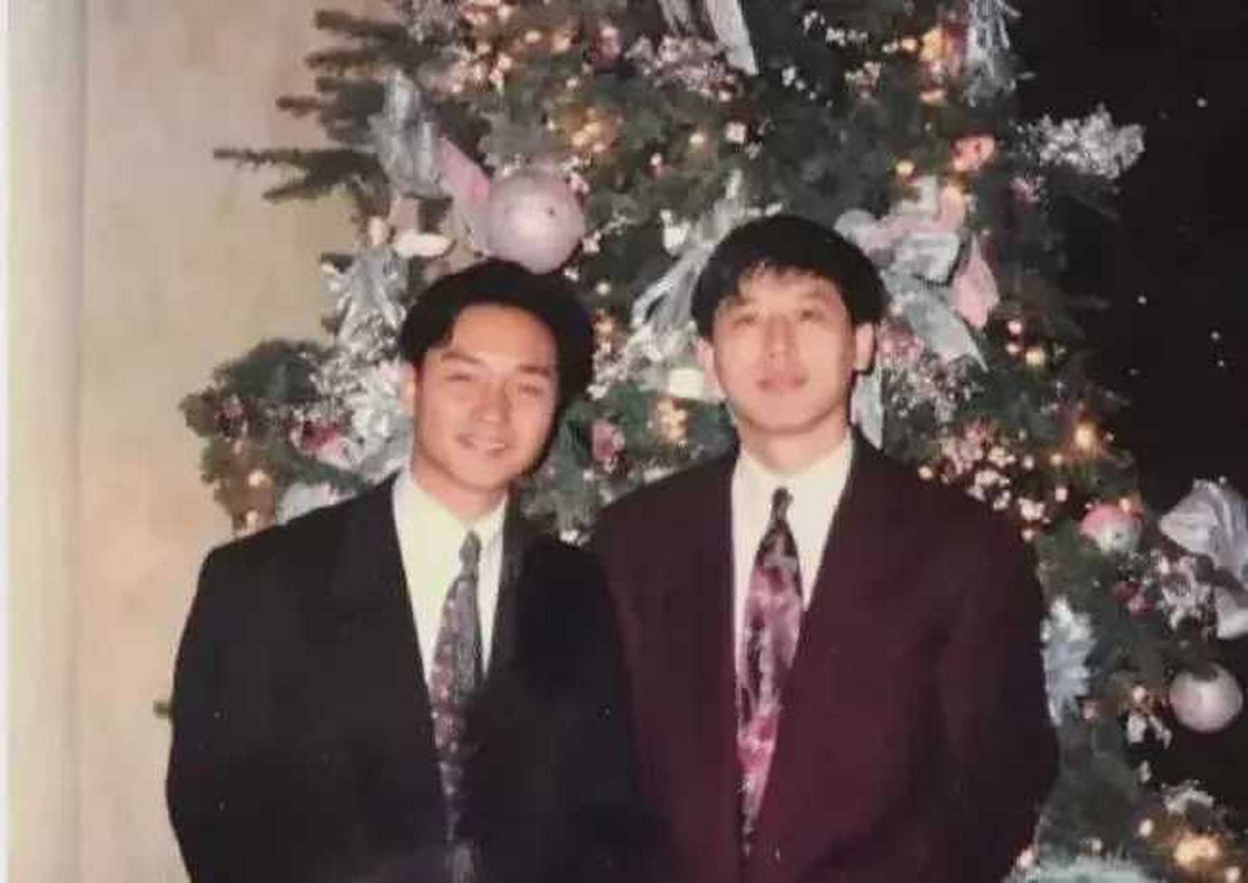 娱乐#   年轻时的张国荣和唐鹤德的几张合影.