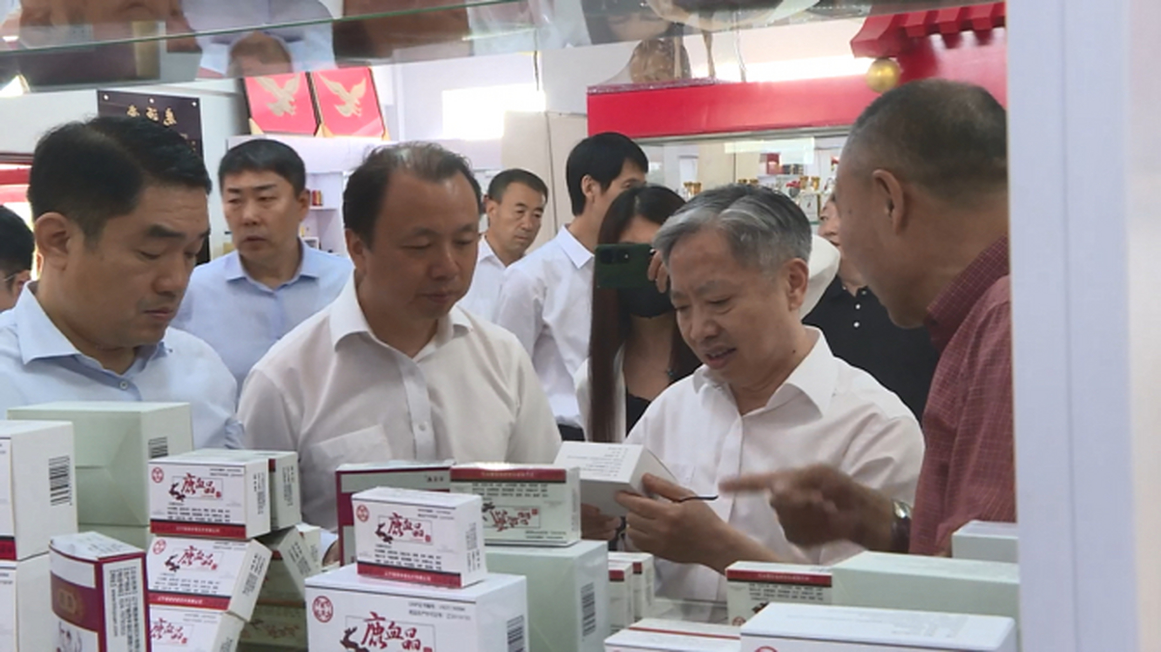 6月15日,省市场监督管理局局长甄杰带领调研组到我县调研鹿产业发展