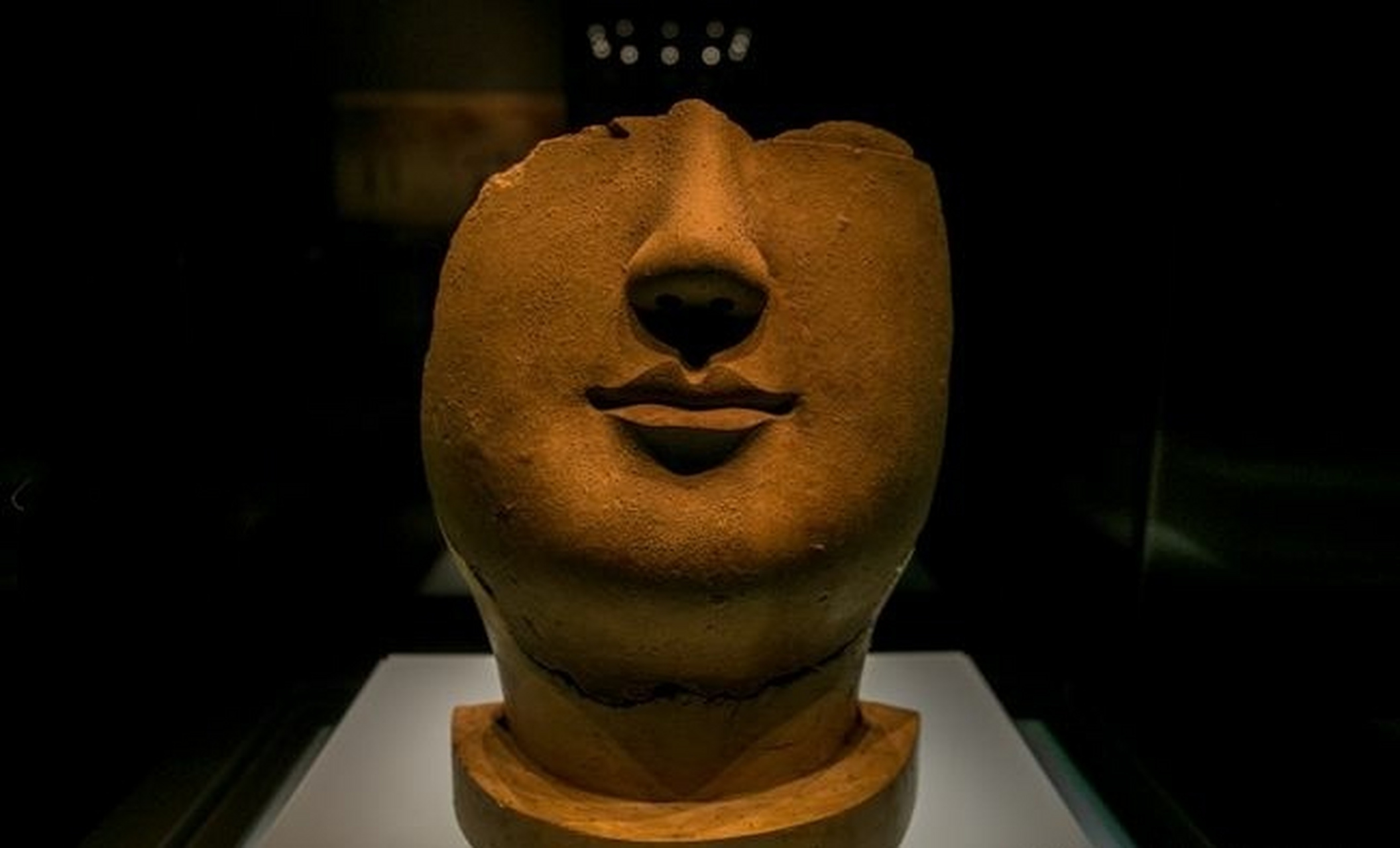 1979年出土于河南洛阳永宁寺塔基遗址的"北魏·泥塑人面像",现藏于