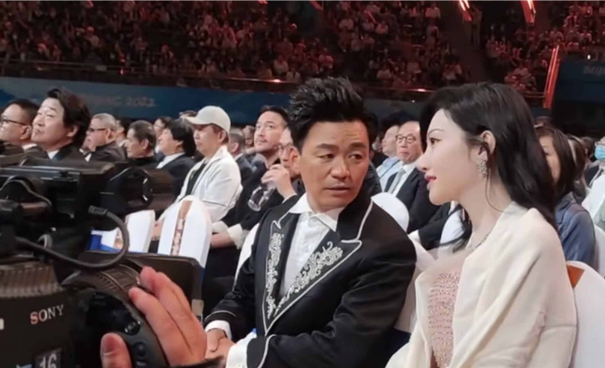 王宝强# #景甜#这两人坐一块,总觉得哪儿不对劲.