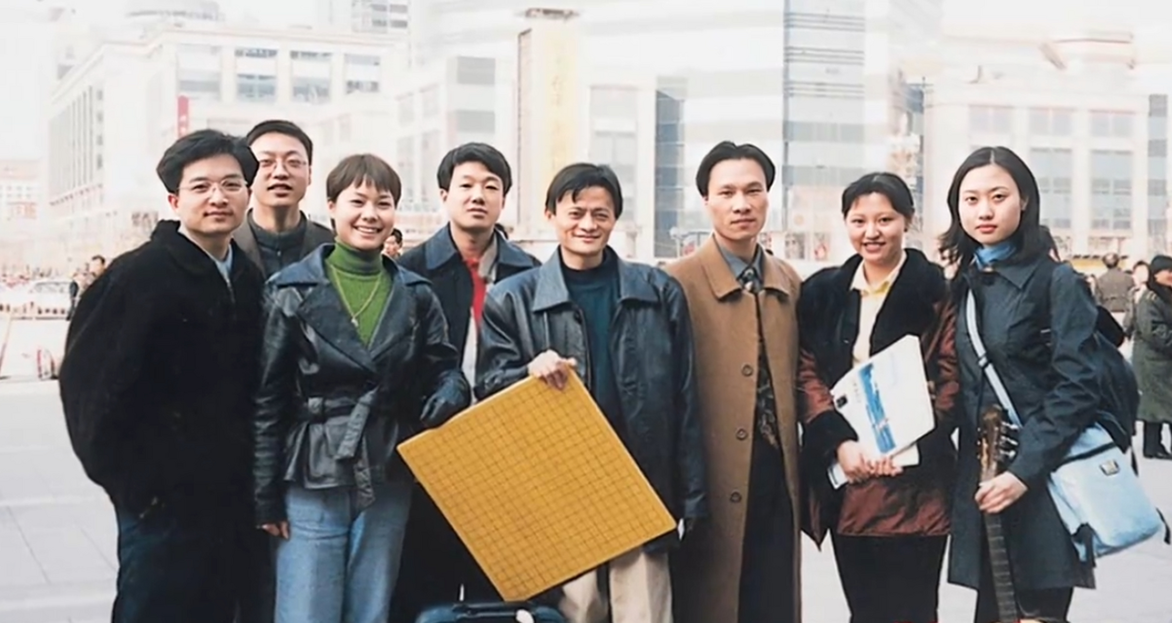 1987年,任正非与合伙人创业时期的照片,照片中的几人昂首阔步,意气风