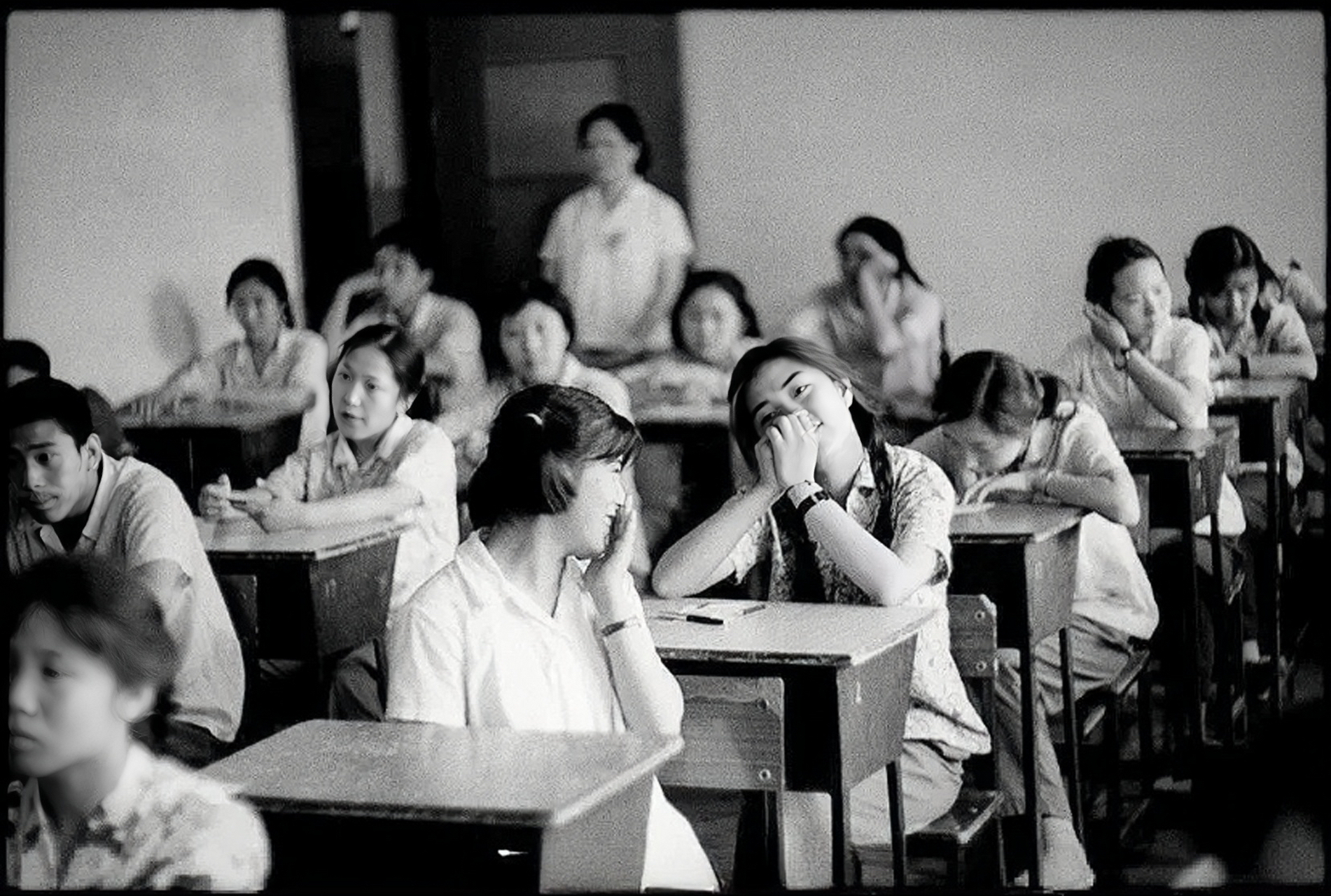 这是1977年恢复高考后,1979年北京高考的场景,两位女生谈笑风生,看来