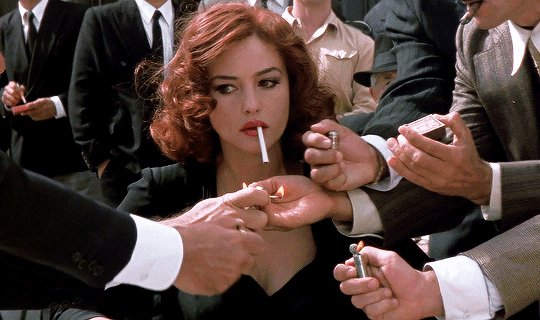 莫妮卡·贝鲁奇和巩俐将简单白衬衣穿出高级范,珠圆玉润比骨感美