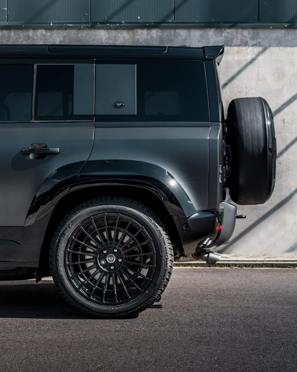 开路虎卫士,做气质男人,黑武士110卫士,外观霸气还带低速四驱,翻毛皮