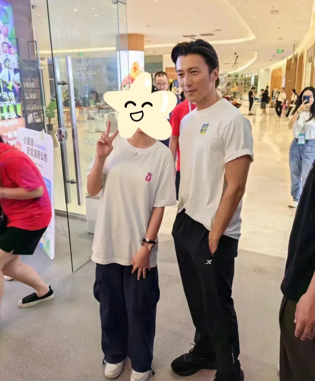 谢霆锋本人真的好帅好年轻,素颜也很绝,就是个子不太高!