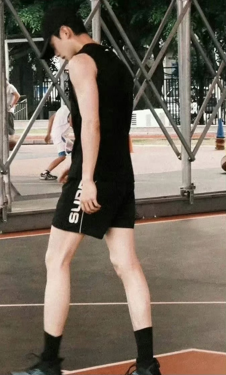 没想到男明星的腿也这么好看,白敬亭这腿是我的梦中情腿无疑了