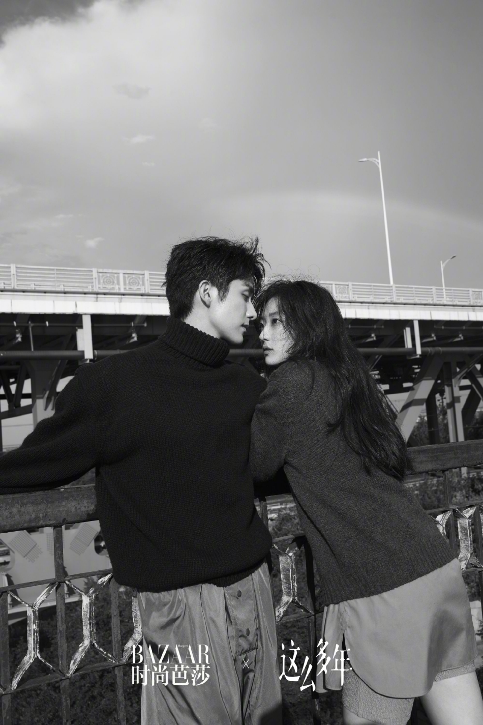 组图：张新成孙千合体拍甜蜜大片置身湖边相拥依偎CP感满分