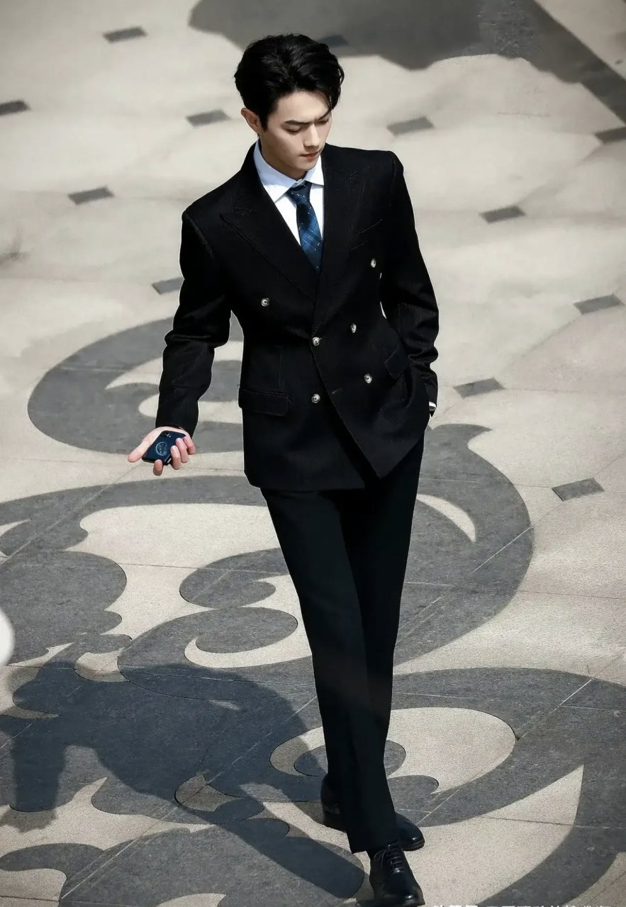 他的作品《烈火军校》在当时也获得了相当高的评价,然而多年来他在