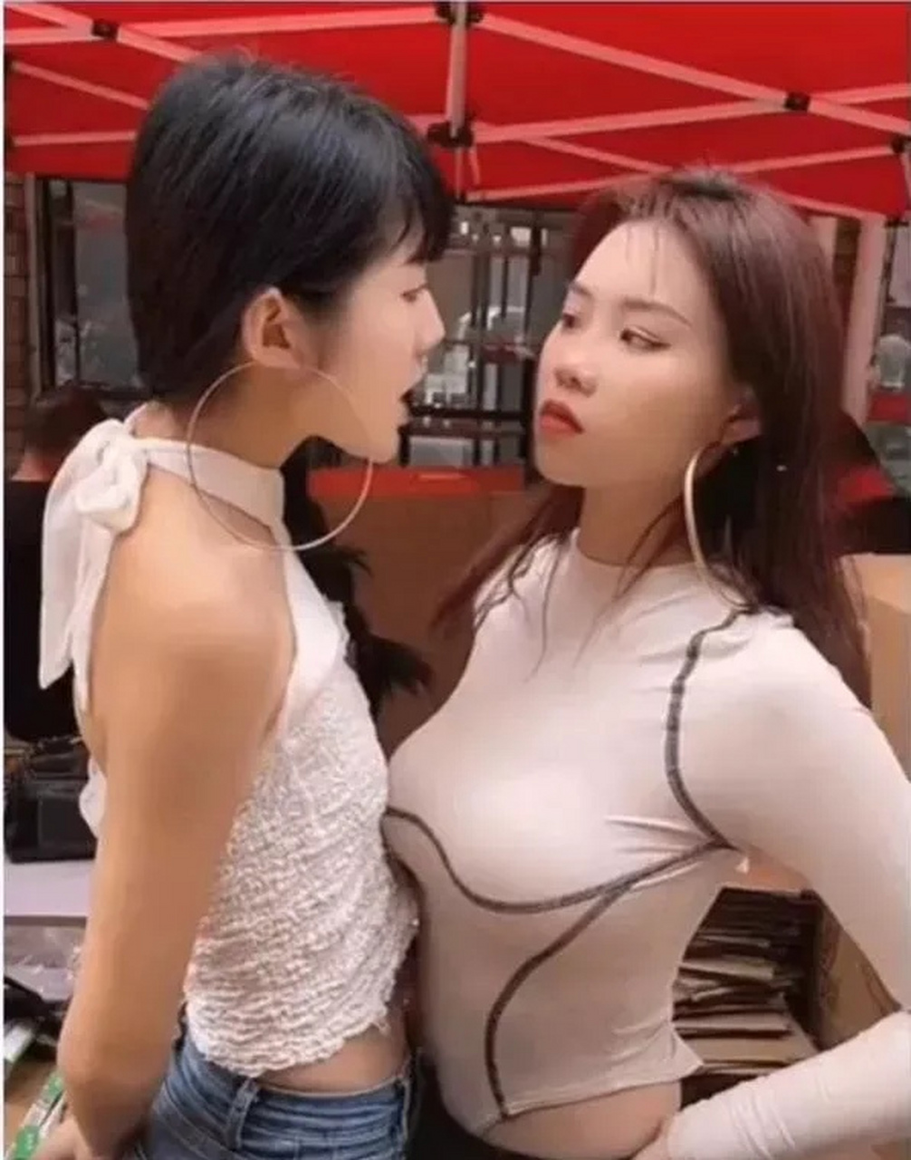 都说两个女人一台戏,这两个女人也毫不例外,一见面就这个架势!