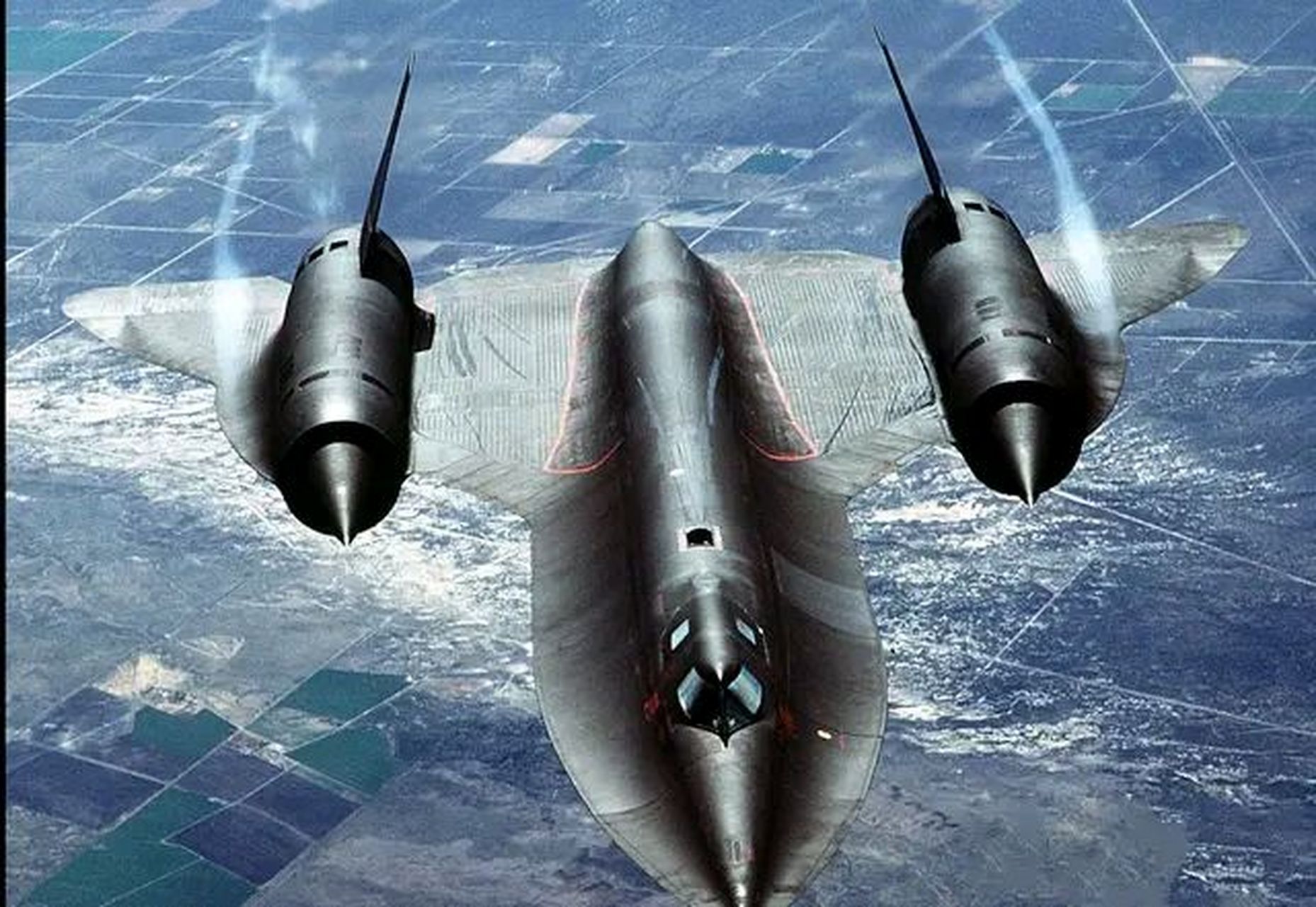 美国洛马公司研制的sr-71"黑鸟"战略侦察机,由美国国防部结合美国