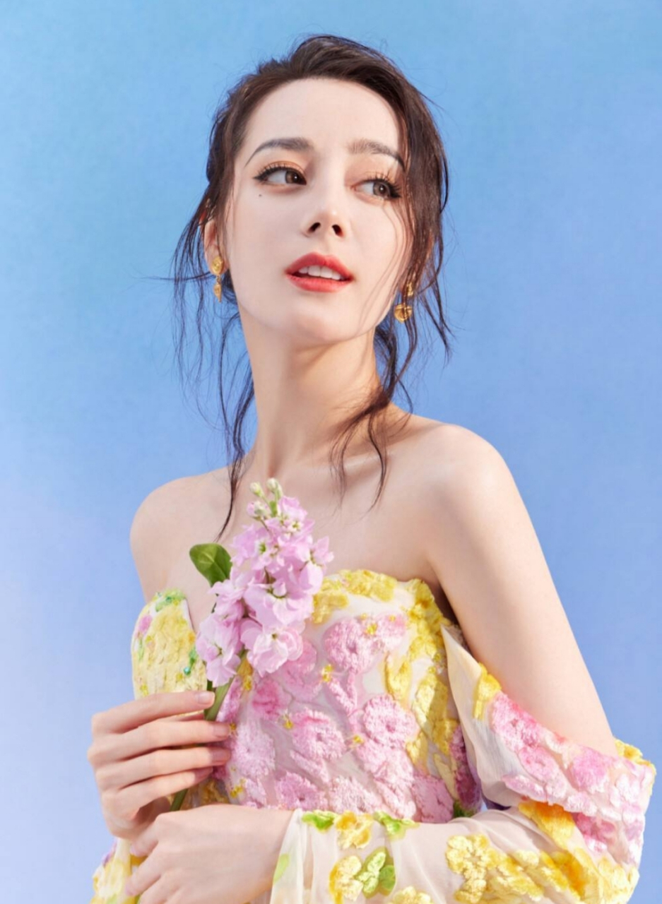 迪丽热巴换造型师 "颜值天花板"迪丽热巴在elle盛典上的三套造型被