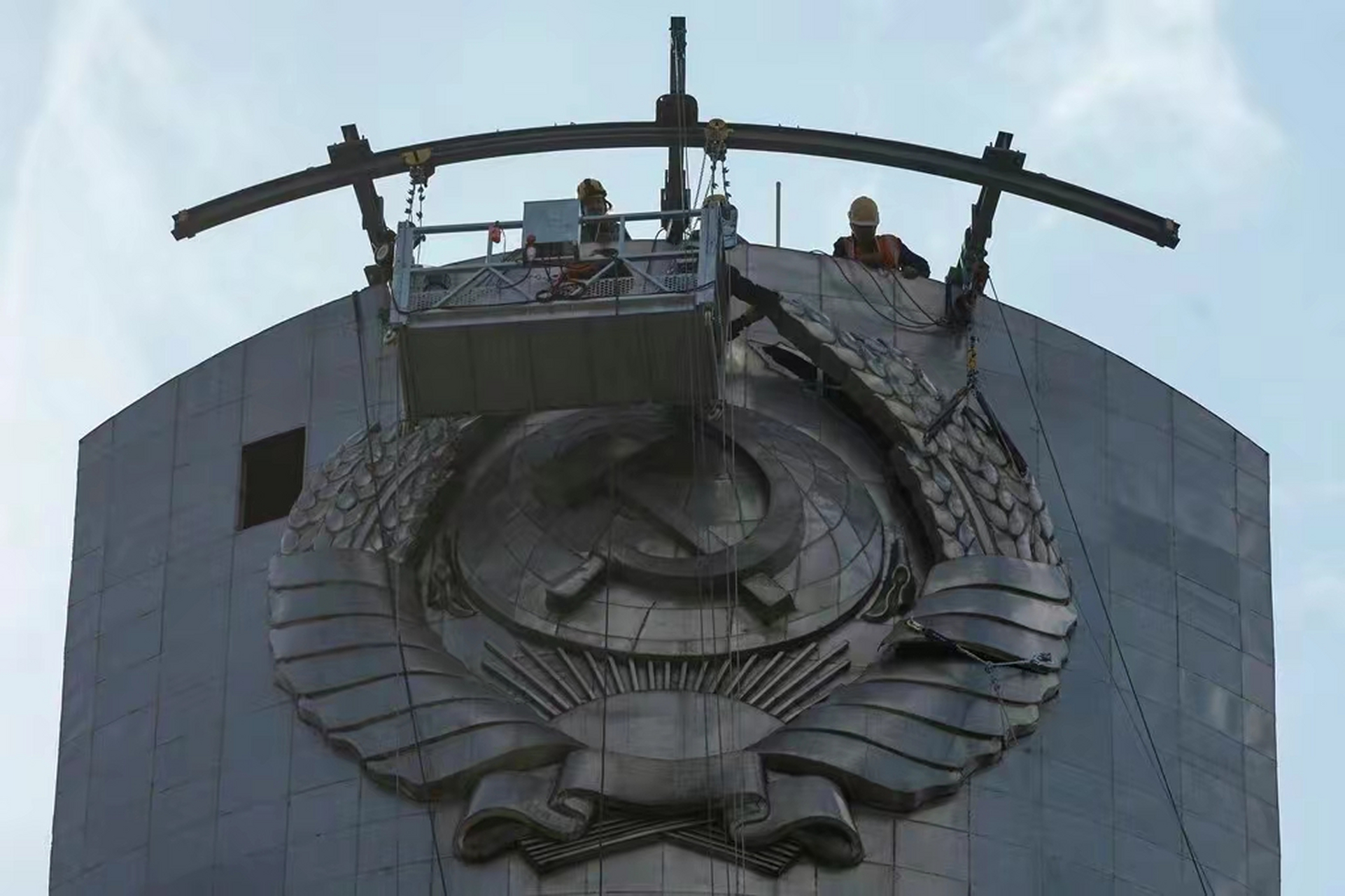 泽连斯基已经下令拆除苏联标志的祖国母亲雕像的苏联国徽  当地时间7