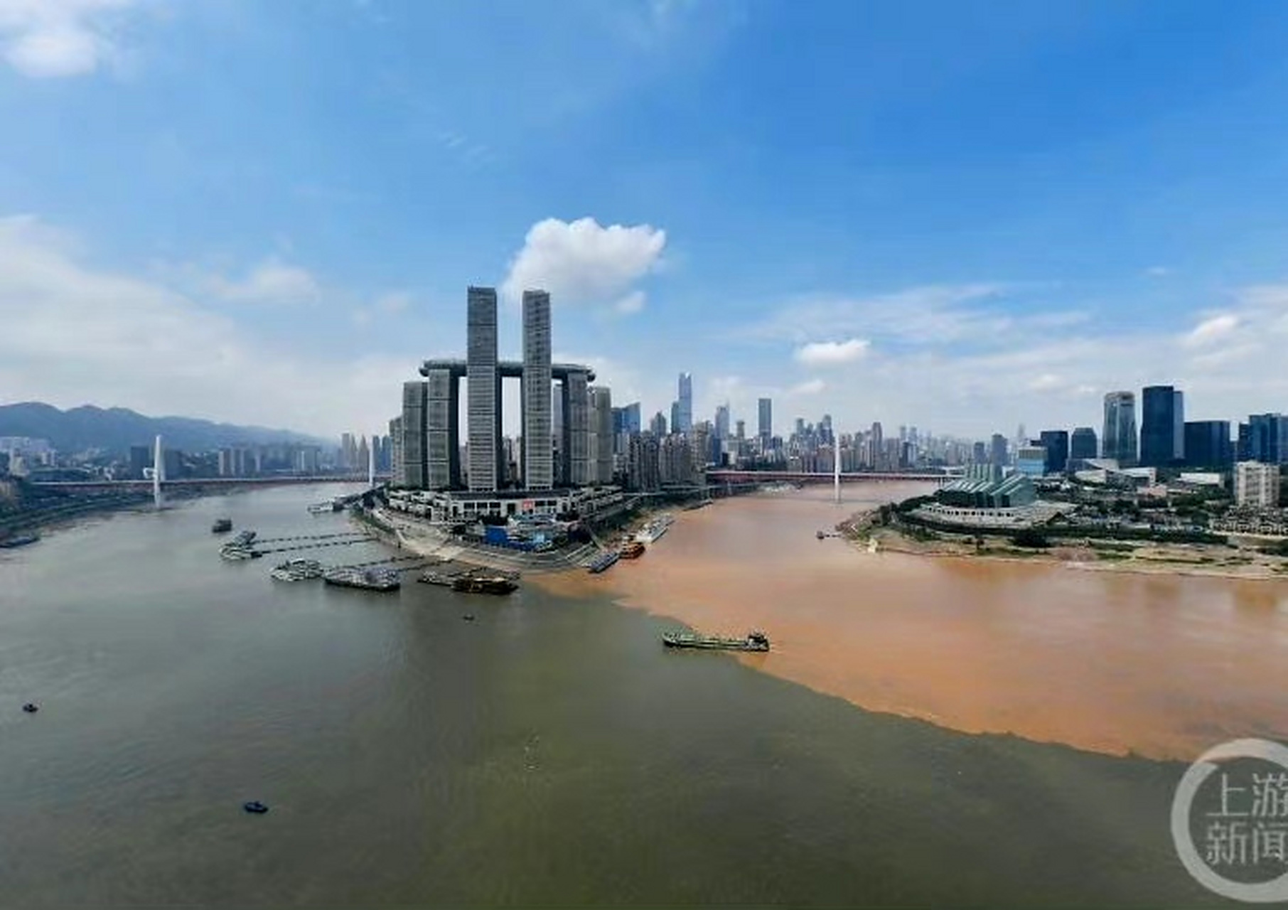 重庆两江交汇出现"鸳鸯锅"奇观,的确很震撼
