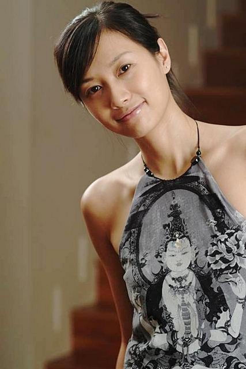 徐静蕾,一个多才多艺的京圈才女,不仅人长的漂亮性感,而且无论做演员