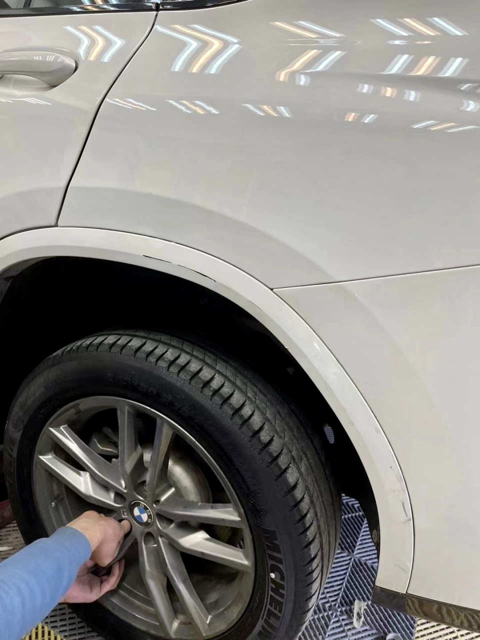 宝马x3后翼子板漆面凹陷,这样的修复效果,你觉得怎么样?#汽车