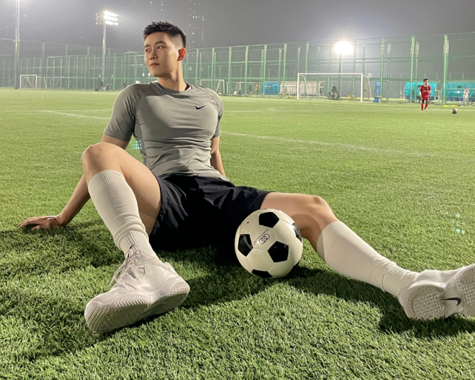 成都这枚运动男穿西裤翘臀挡不住,长得粗壮帅气!