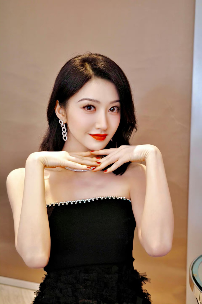 景甜# 一袭黑色镶边抹胸裙,肤如凝脂,烈焰红唇,水嫩肌肤,婀娜身姿