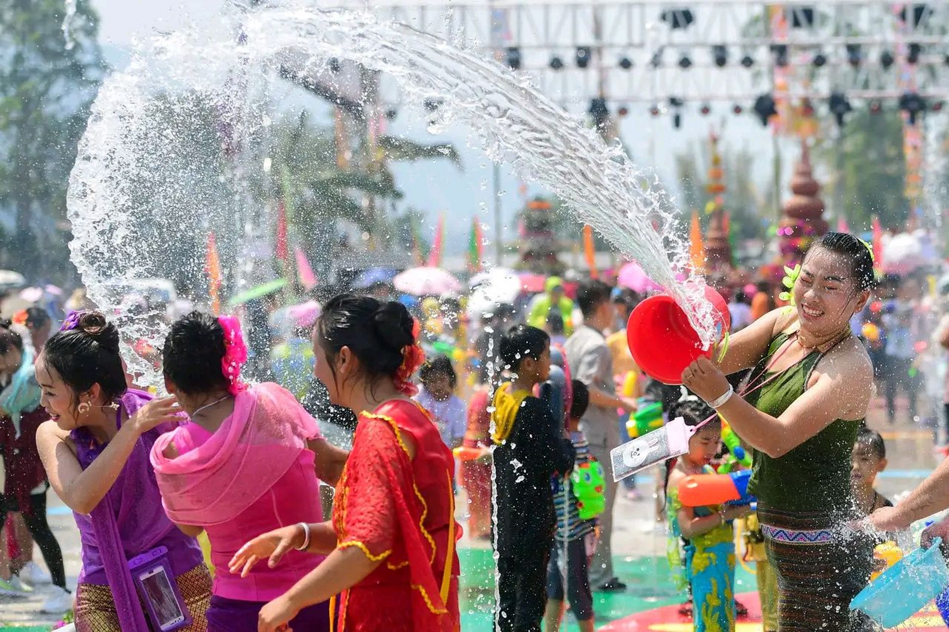 有网友发挥出幽默的极高境界,这样描写云南泼水节!