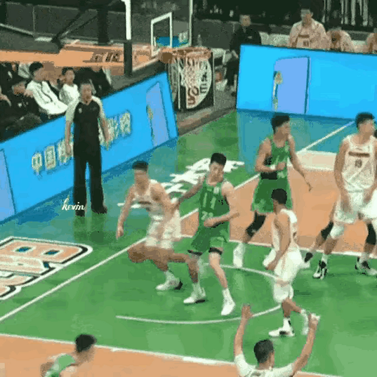 沃特斯这两个违体犯规!他还能在cba打多久?#篮球# #cba# #我要上热门