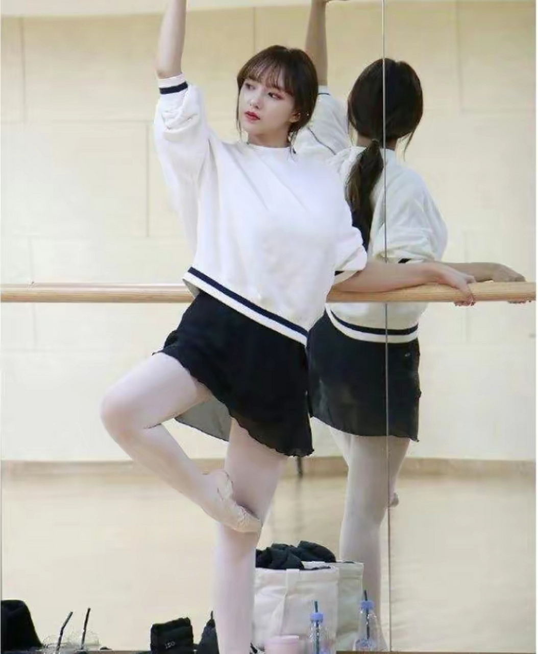 白色丝袜搭配黑色薄纱短裙,程潇女神大秀迷人舞姿,网友:爱了