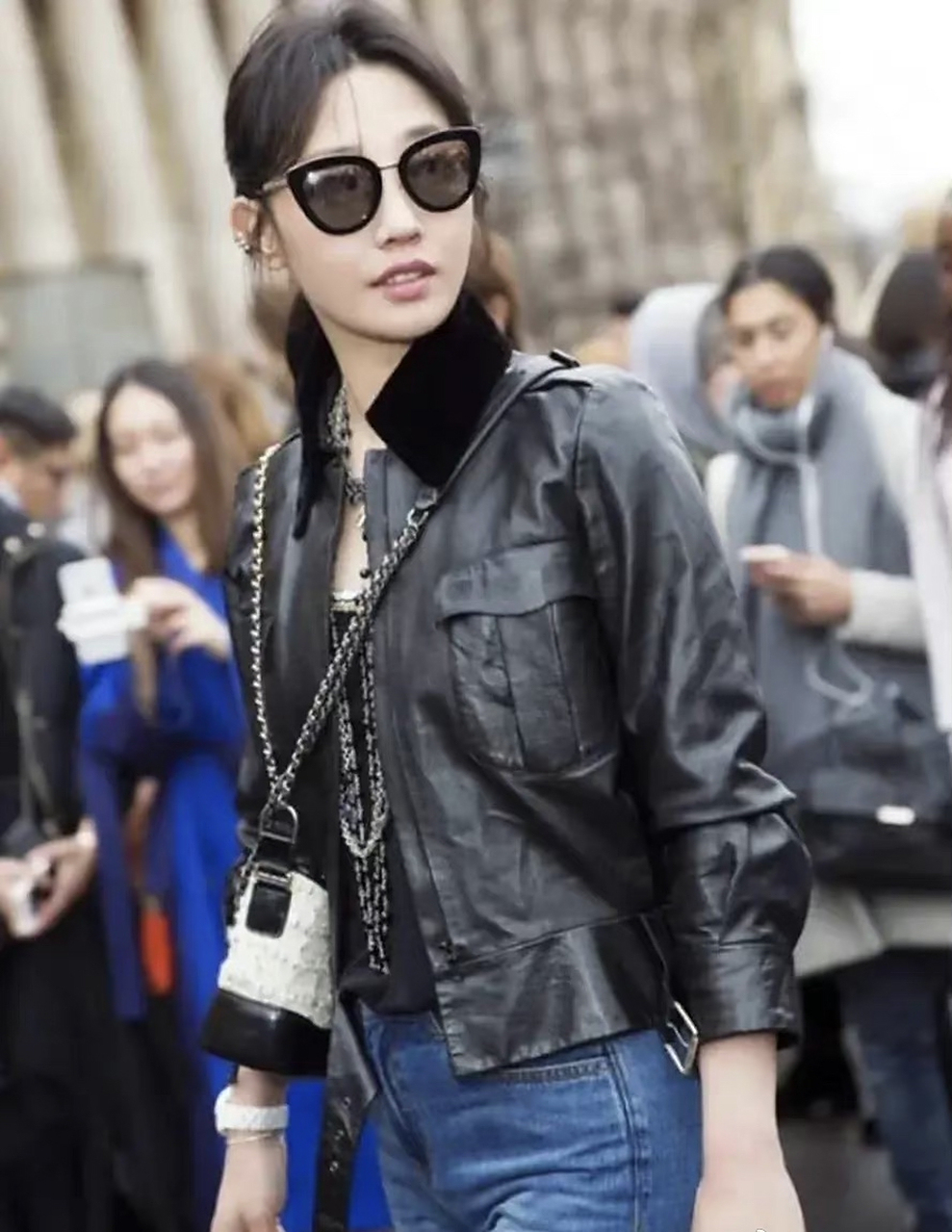 白百合的皮衣造型,又美又撒