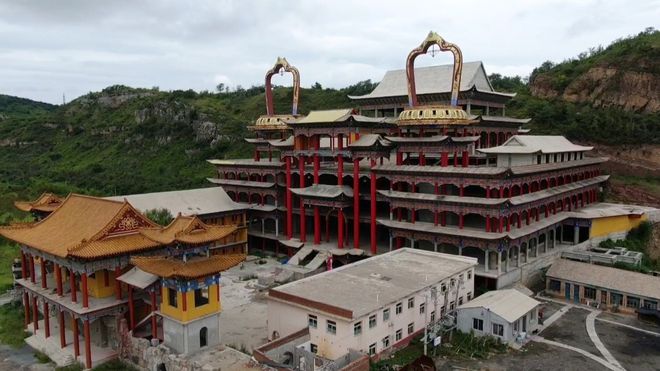 辽宁辽阳废弃的古庙宇,飞檐翘角金碧辉煌,为何被废无人知晓