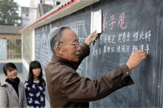 武汉聚师网:银龄讲学大爱育人,优秀退休教师继续投身教育