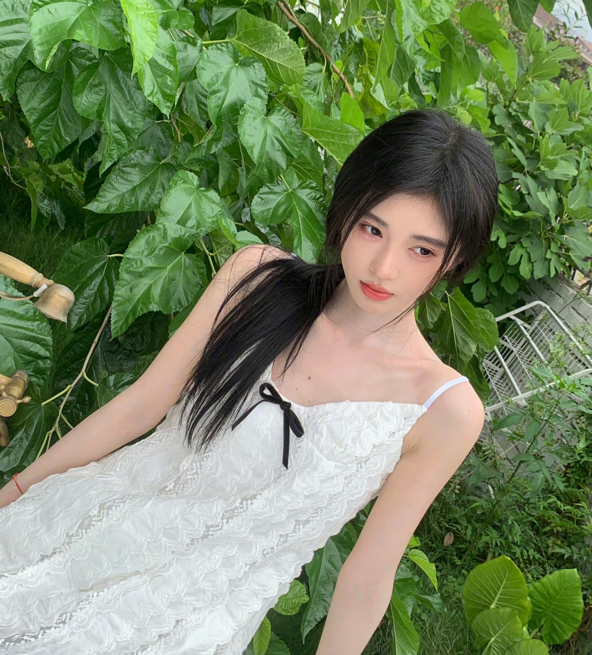 鞠婧祎最新白色蕾丝吊带写真,又纯又欲太漂亮啦 