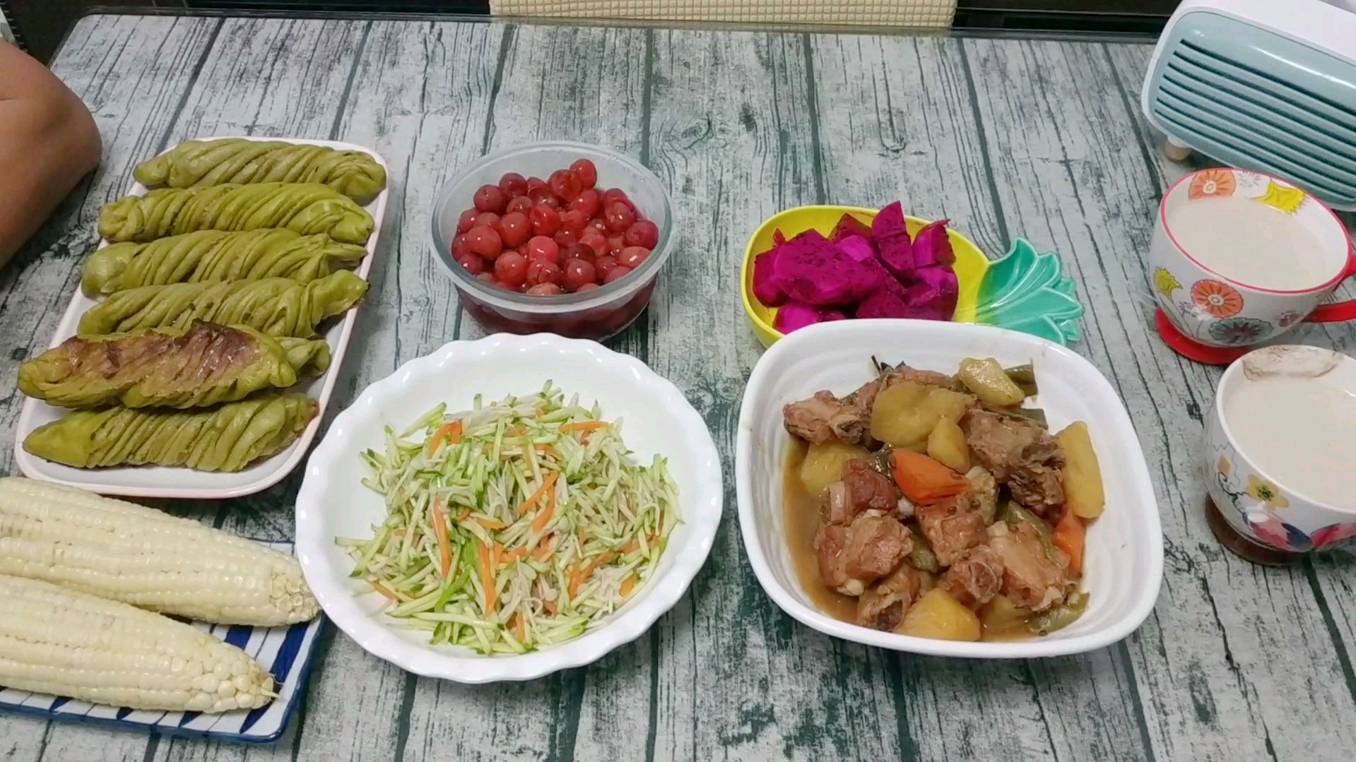 花40元买的排骨炖土豆,放上菠菜花卷一锅出,老公说要天天在家吃