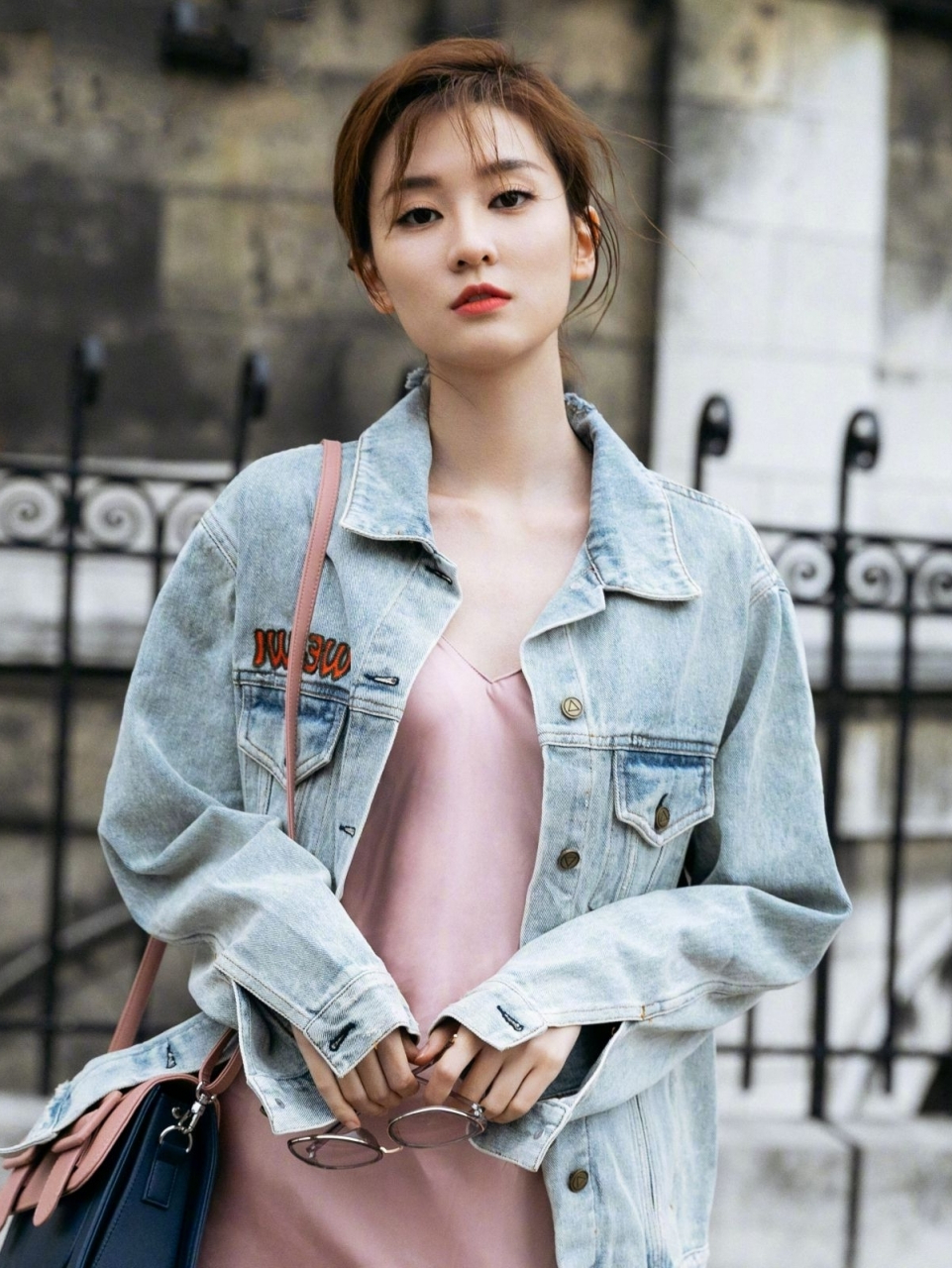 女演员是乔欣也是备受大家喜欢,,她的表演技巧精湛,优雅容貌,特别积极