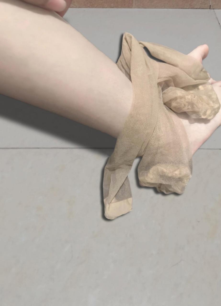 高跟鞋脏了,有想帮姐擦擦的吗?