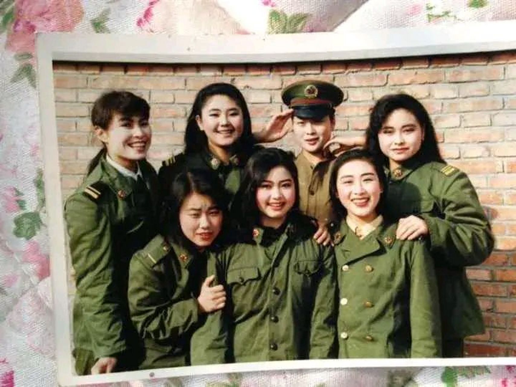 难忘军旅生涯,我们九十年代初的部队宣传队的女兵们,才艺和容貌俱佳
