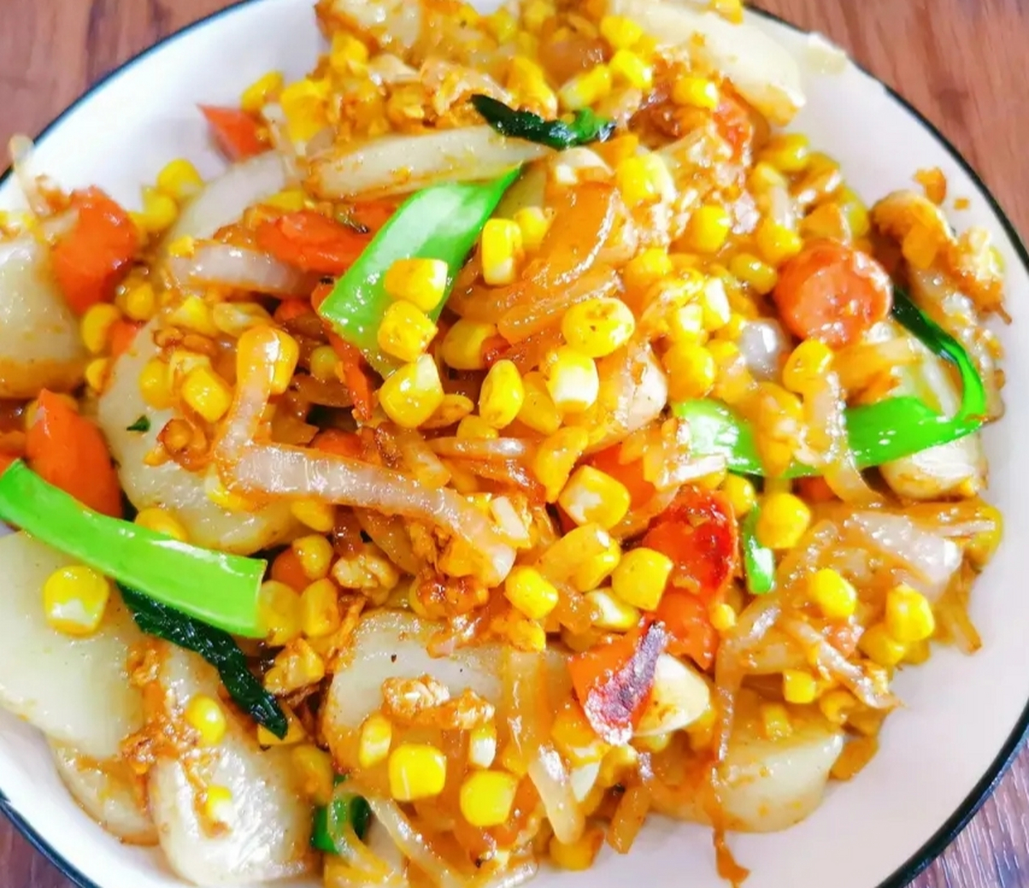 我的美食分享#  玉米时蔬炒年糕  食材:年糕,青菜,玉米,火腿肠,洋葱