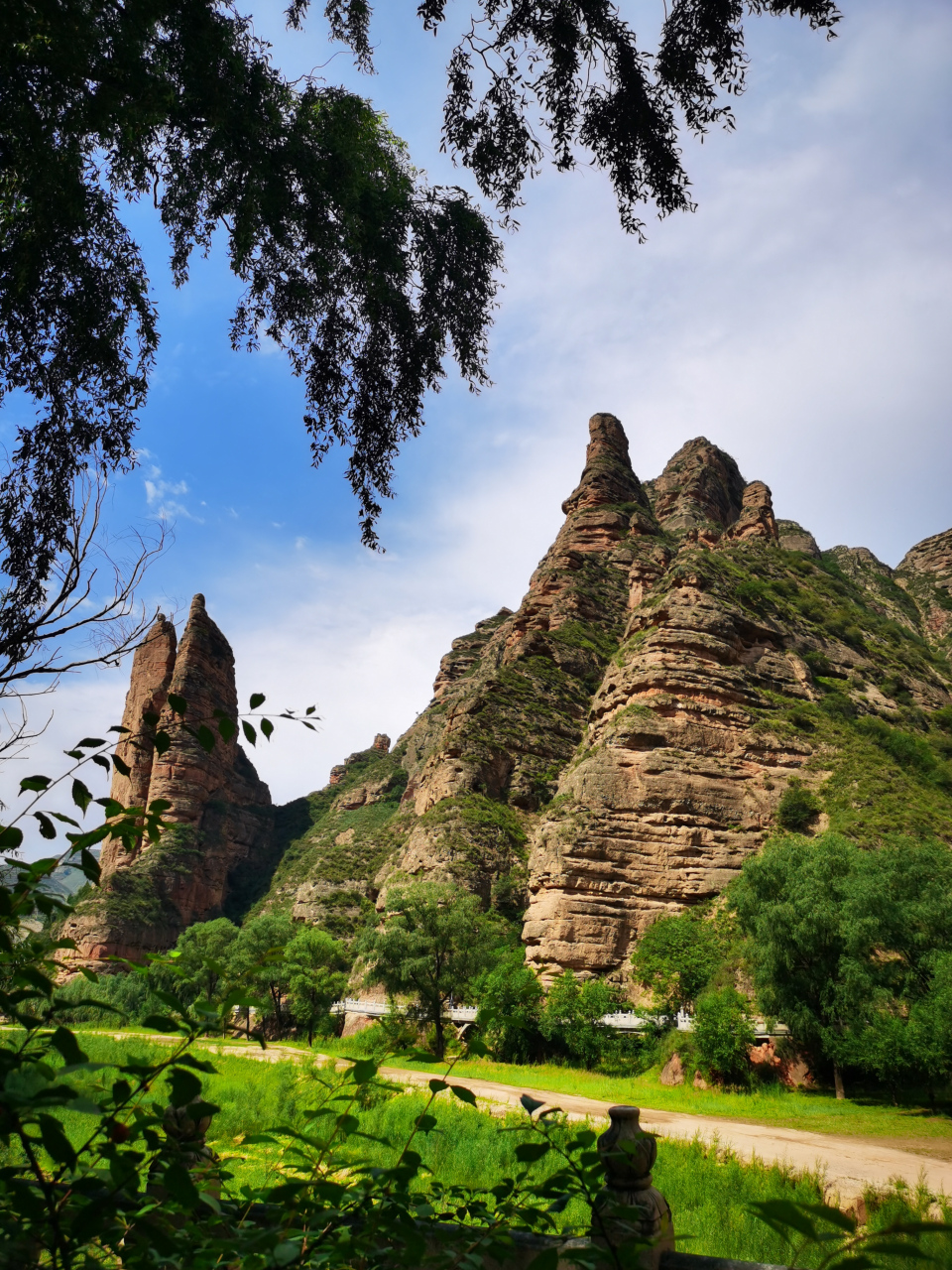 炳灵寺石窟位于丝路南线,临夏回族自治州永靖县境内,刘家峡水库上游的