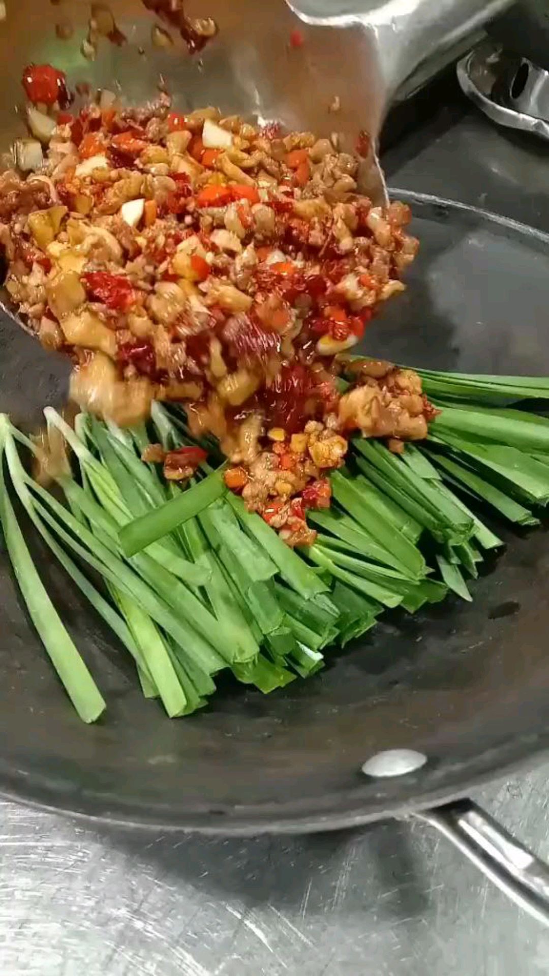 天上龙肉地下驴肉,干锅碎驴肉配上韭菜简直爽翻天,香辣又入味
