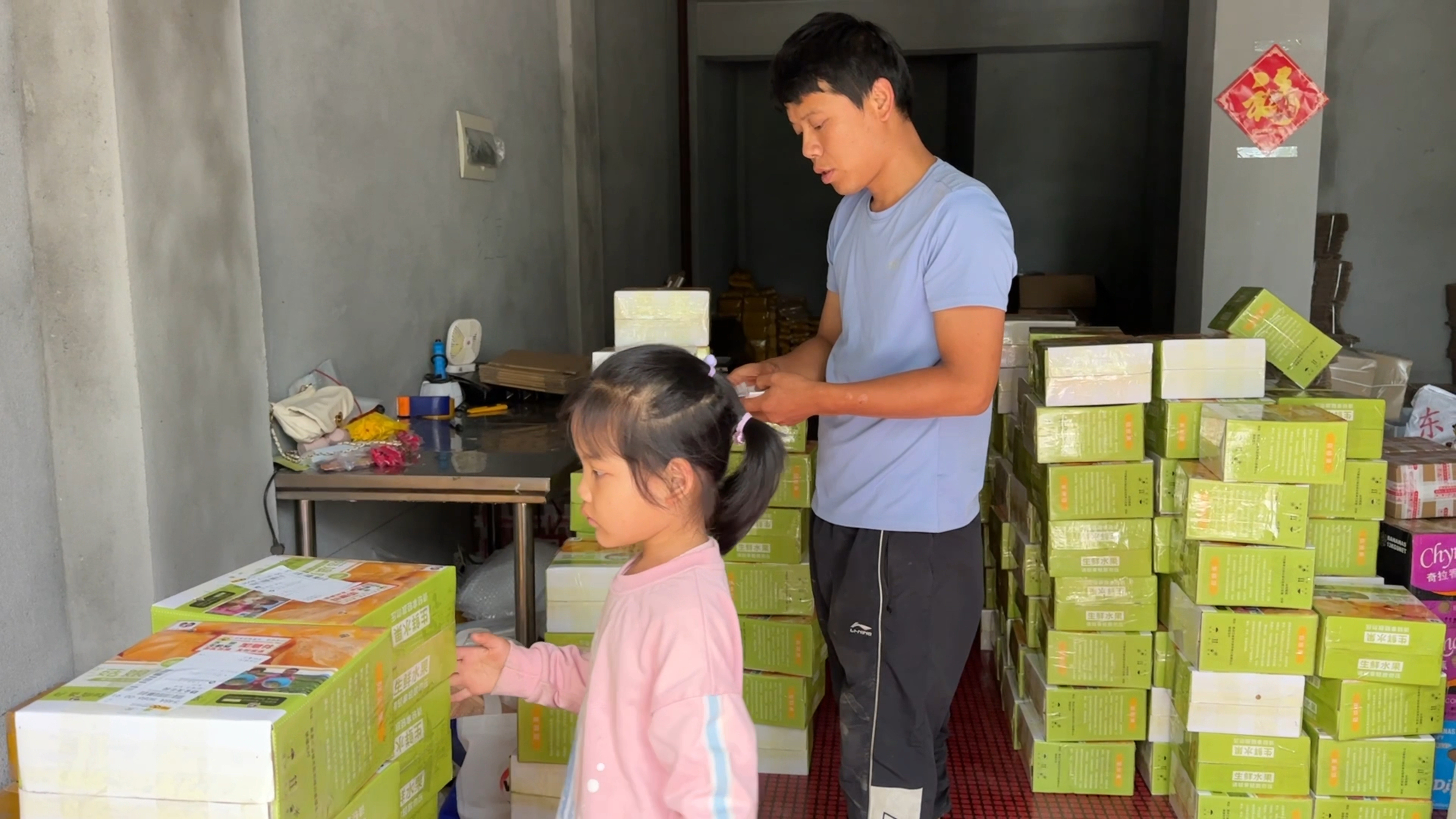 俩个闺女是一宁的小跟班,到县城发货吃盒饭,东北老妈惦记存冬菜