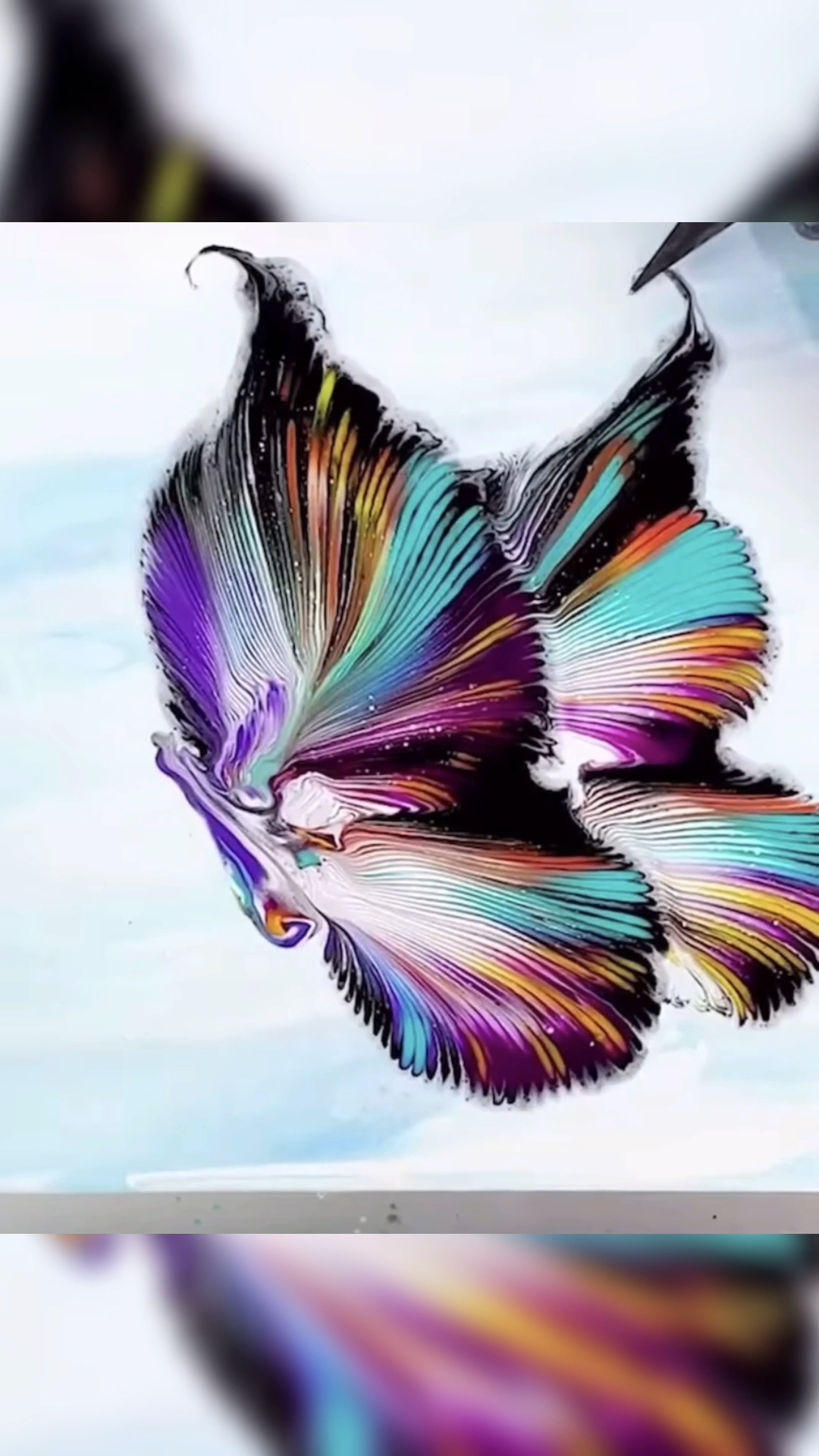 奶油上画蝴蝶栩栩如生一根胸链拖出超逸迷彩蝴蝶