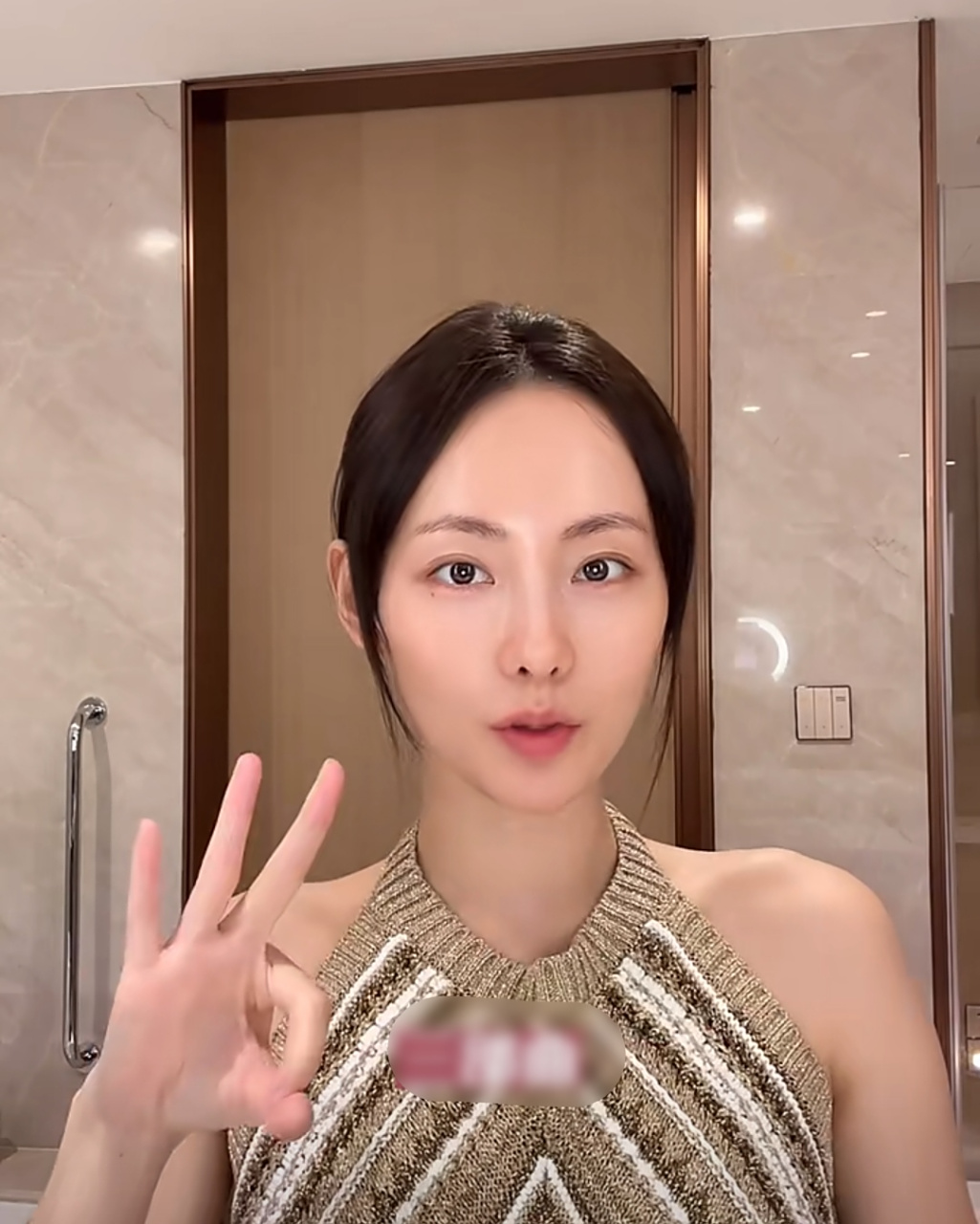 张嘉倪素颜录视频,脸部白皙透亮还以为开了美颜,结果腋下的皮肤证实了