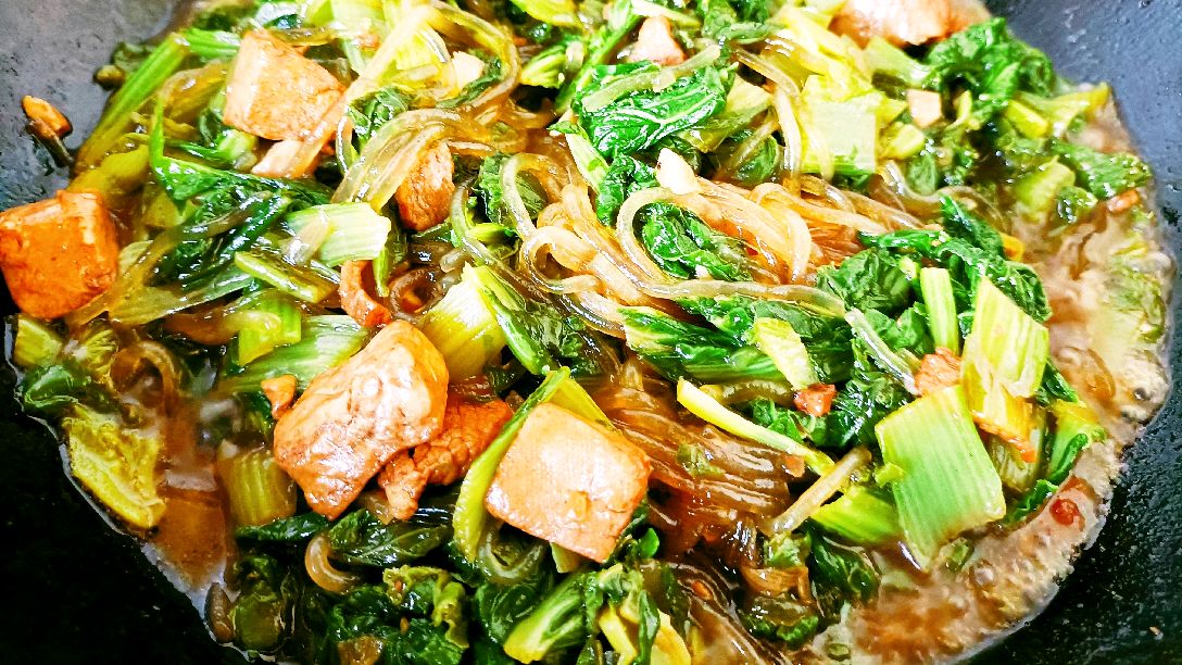 教你做个猪肉小白菜炖粉条,做法简单,拌米饭真下饭