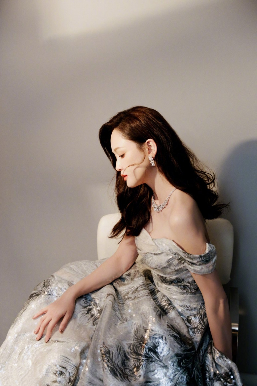 陈乔恩# 一袭水墨抹胸溜肩礼裙,肤白貌美的容颜,窈窕曼妙的身材,峭构