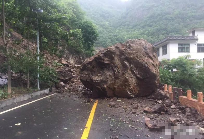 山区道路行车风险大图片